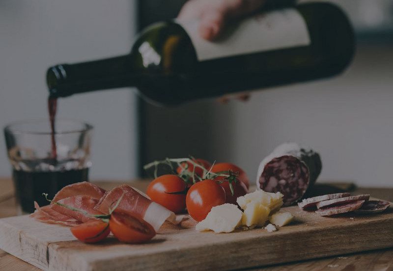 Bodegón de aceite de Oliva Arboolivo con unos tomates y legumbres 1