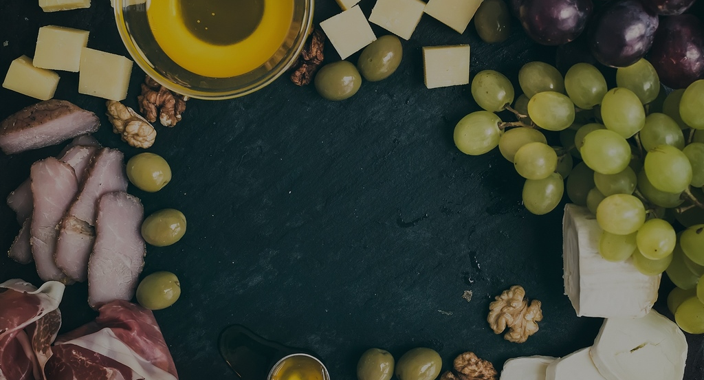Bodegón de aceite de Oliva Arboolivo  con queso y uvas